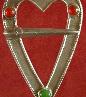 Annular heart brooch, with carnelian