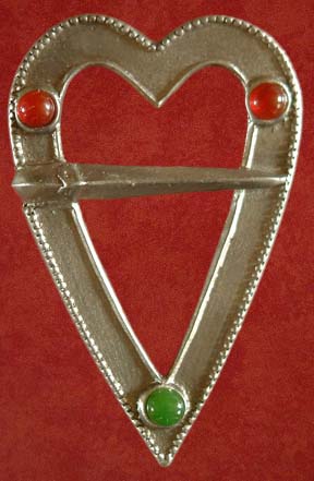Annular heart brooch, with carnelian