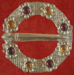 Annular brooch with Citrine