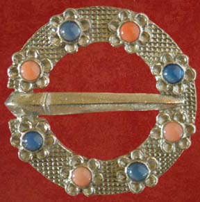 Annular brooch Blue agate and pink coral