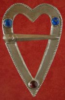 Annular heart brooch, with lapis and garnet